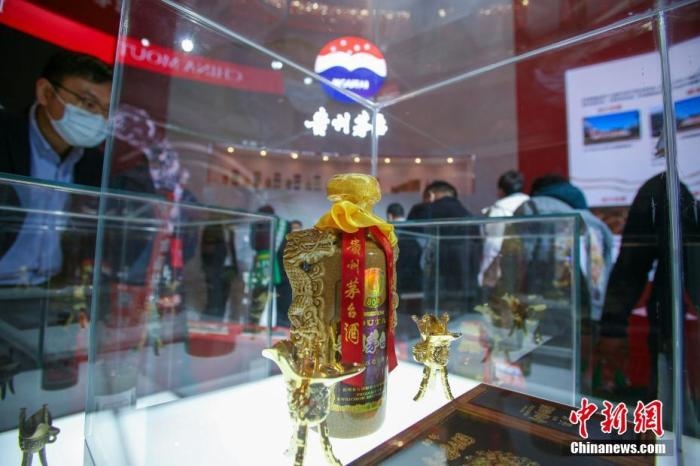 10月19日，天津，參觀者在中國茅臺展位參觀展示的白酒。當(dāng)天，第105屆全國糖酒商品交易會在國家會展中心(天津)啟幕。本屆糖酒會展覽總面積20萬平方米，吸引了來自40多個國家和地區(qū)的3504家參展商參展，共設(shè)置了傳統(tǒng)酒類、葡萄酒及國際烈酒、食品及飲料、調(diào)味品及配料、食品機械及包裝等展區(qū)。 <a target='_blank' href='/'>中新社</a>記者 佟郁 攝