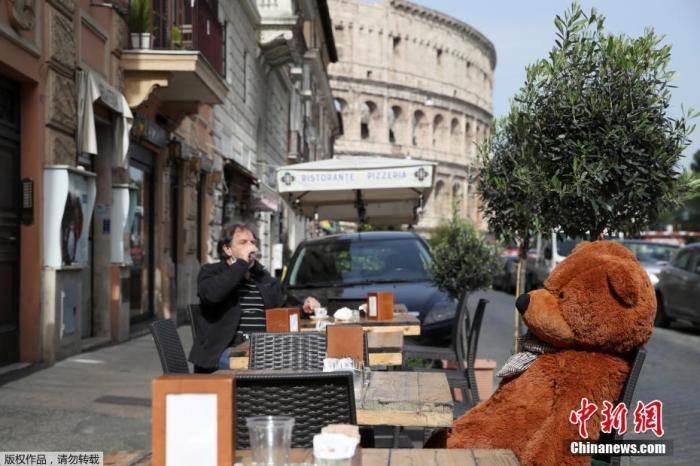 資料圖：意大利羅馬斗獸場附近的酒吧，顧客在露臺上喝酒。