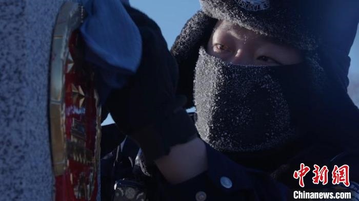 圖為恩和哈達(dá)邊境派出所的9名民警踏雪巡邊?！⒕S明 攝
