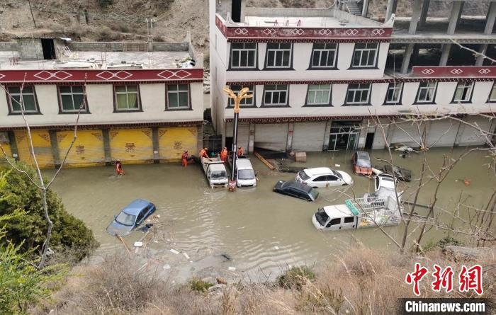 救援人員正在丹巴一處民房被淹處搜尋和轉(zhuǎn)移人員?！≈苡?攝