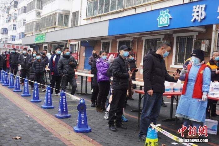 資料圖：1月7日，河南鄭州，市民有序排隊(duì)進(jìn)行核酸檢測(cè)。<a target='_blank' href='/'>中新社</a>記者 劉鵬 攝