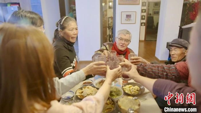 圖為賀歲紀(jì)錄片《“洋女婿”的中國(guó)年》劇照?！『h(yuǎn)航 攝