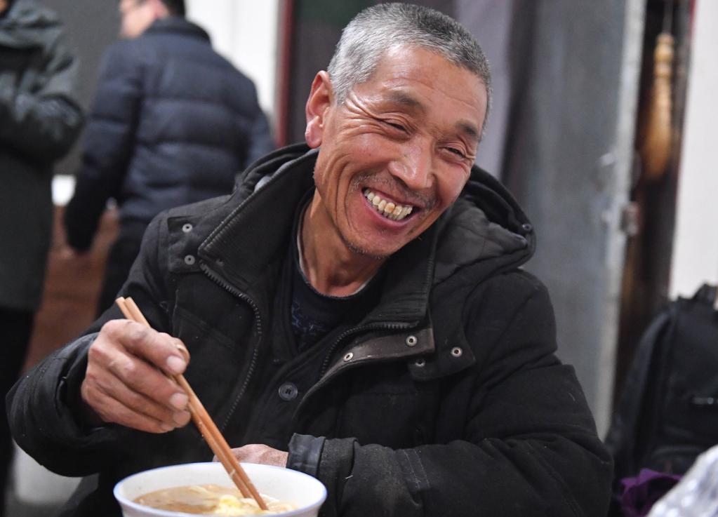 1月26日，山西省汾西縣段村村民蔡文明談起見到總書記的心情，激動(dòng)又開心。新華社記者 柴婷 攝