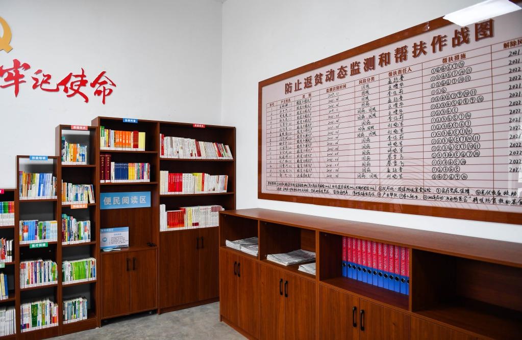 1月27日，段村村委會(huì)內(nèi)的防止返貧動(dòng)態(tài)監(jiān)測(cè)和幫扶作戰(zhàn)圖。新華社記者 柴婷 攝