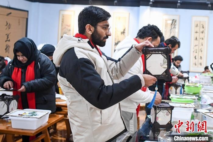 巴基斯坦留學生制作燈籠?！钊A峰 攝