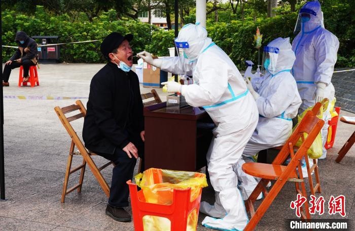 圖為德保縣組織民眾接受核酸檢測(cè)。　德?？h融媒體中心供圖