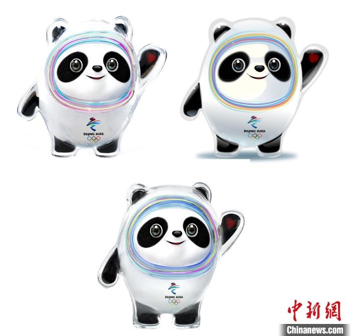 設(shè)計(jì)團(tuán)隊(duì)將“冰絲帶”的形象引入大熊貓后逐漸成型。上方兩個(gè)形象還是外八字腳，下方形象為最終定稿?！⑵皆乒﹫D