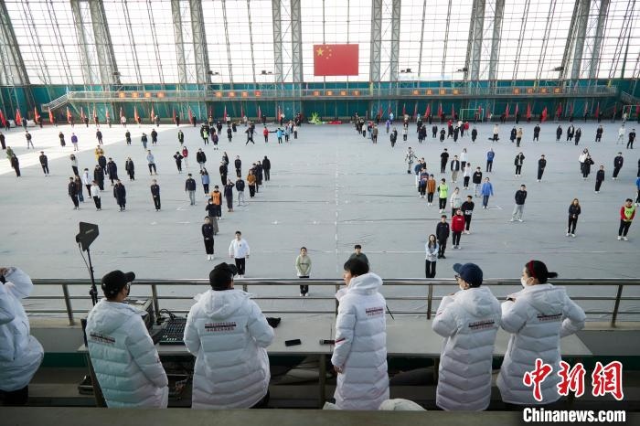 北京冬奧會閉幕式開始前，演員們在進行排練?！埼暮?供圖