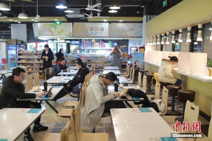 資料圖：考研學(xué)生在食堂內(nèi)復(fù)習(xí)。 泱波 攝