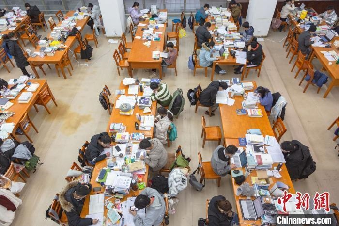 資料圖：南昌大學(xué)圖書館自習(xí)室內(nèi)，考生正在緊張復(fù)習(xí)?！⒘?攝