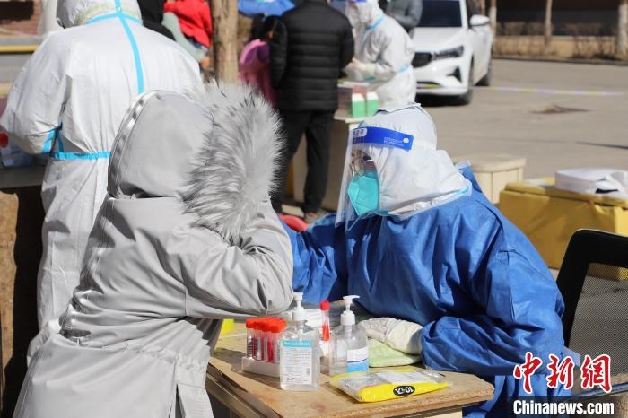 呼和浩特市民做核酸?！埩只?攝