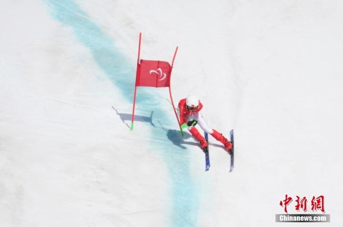 3月6日，中國選手梁景怡在比賽中。當日，北京2022年冬殘奧會殘奧高山滑雪男子超級大回轉-站姿決賽在國家高山滑雪中心舉行，中國選手梁景怡奪得冠軍。 <a target='_blank' href='/'>中新社</a>記者 劉冉陽 攝 　