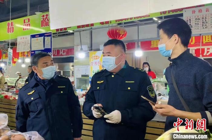 圖為執(zhí)法人員進(jìn)行調(diào)查。　李婷婷　攝