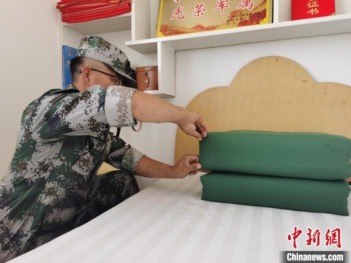 圖為謝寶民以軍人標(biāo)準(zhǔn)要求自己?！∈茉L者供圖