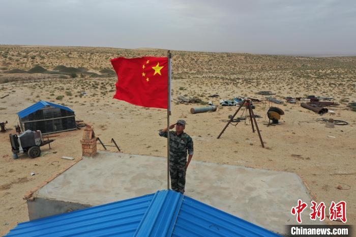 圖為每天升旗是謝寶民的必修課?！∈茉L者供圖