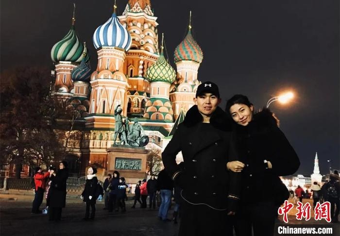 圖為敖木希勒夫婦留學(xué)合影?！“侥鞠＠展﹫D