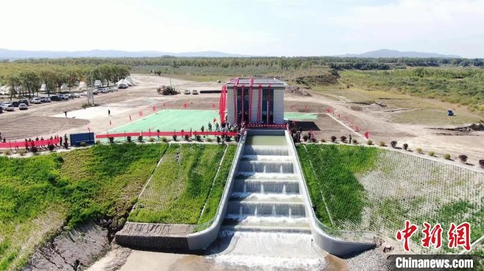 圖為生態(tài)補水現(xiàn)場?！》缎Э?攝