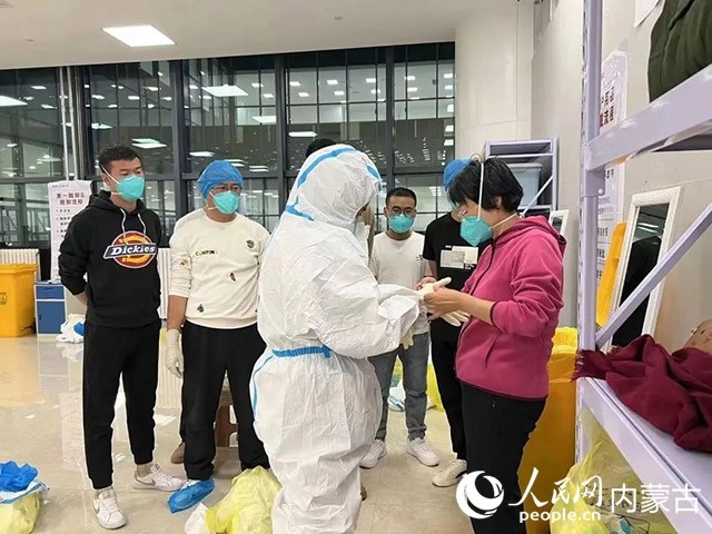 醫(yī)護人員正在方艙醫(yī)院工作。呼和浩特市第一醫(yī)院供圖