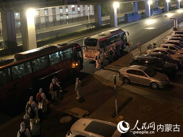 高校學(xué)生有序登車，前往隔離點(diǎn)。內(nèi)蒙古教育廳供圖