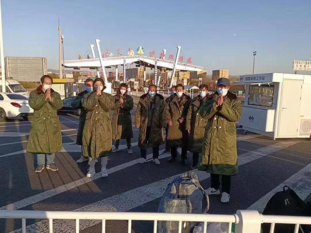 護送農(nóng)民工安全返鄉(xiāng)。賽罕區(qū)民政局供圖