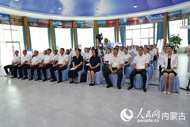 與會(huì)人員共同觀看科右中旗牛產(chǎn)業(yè)高質(zhì)量發(fā)展專題片。苑曉睿攝