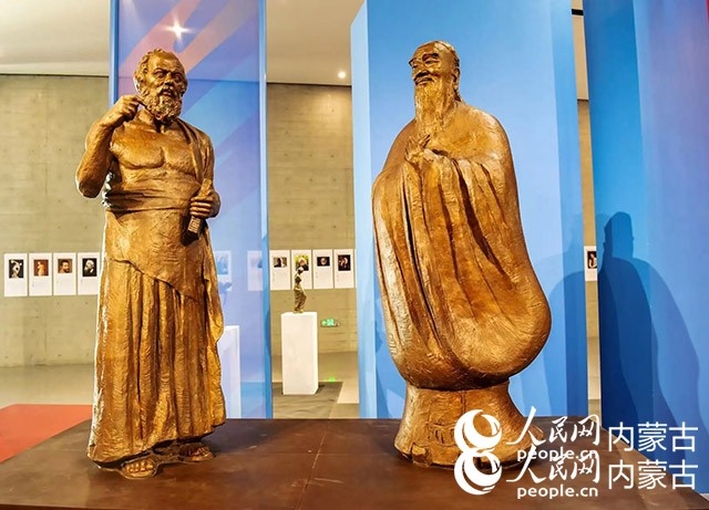吳為山作品《神遇——孔子與蘇格拉底的對話》。實(shí)習(xí)生 楊光攝