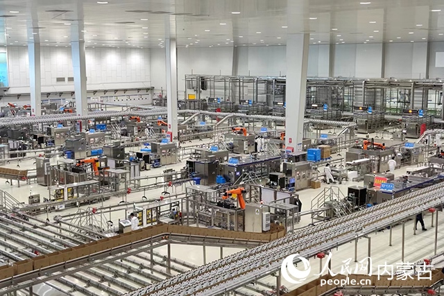 伊利健康谷液態(tài)奶生產(chǎn)基地。人民網(wǎng)記者 趙夢(mèng)月攝