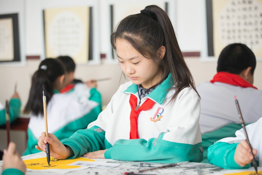 北重一小，學(xué)生正在書寫毛筆字 (2).jpg