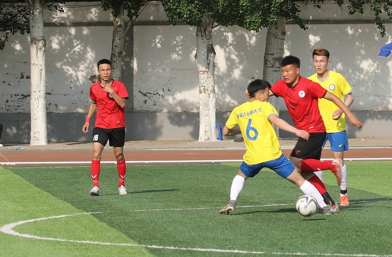 2.大學(xué)生足球聯(lián)賽本科組比賽現(xiàn)場(chǎng)，內(nèi)蒙古工業(yè)大學(xué)（紅色）對(duì)陣內(nèi)蒙古醫(yī)科大學(xué).jpg