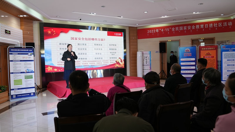 線下聯(lián)合各國家安全委員單位同步開展“國家安全進社區(qū)”活動，現(xiàn)場通過以國家安全知識問答為主線，穿插烏蘭牧騎演出、國家安全宣講、發(fā)放國家安全法律法規(guī)讀本等形式，圍繞什么是國家安全、國家安全包含哪些內(nèi)容、如何維護國家安全等方面，為社區(qū)老百姓開展宣傳宣講，同時作為現(xiàn)場“進社區(qū)”活動與線上直播活動連線，把現(xiàn)場熱烈氣氛帶到網(wǎng)絡(luò)，與大家共同分享。 (4)_副本.jpg