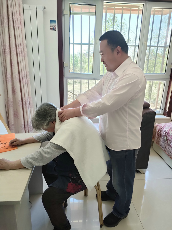 劉海洋為母親按摩調(diào)理.jpg