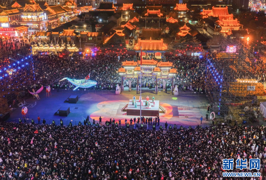 2025年12月31日晚，呼和浩特市玉泉區(qū)塞上老街旅游休閑街區(qū)跨年夜活動(dòng)現(xiàn)場(chǎng)游人如織。新華網(wǎng)發(fā)（丁根厚 攝）.jpg