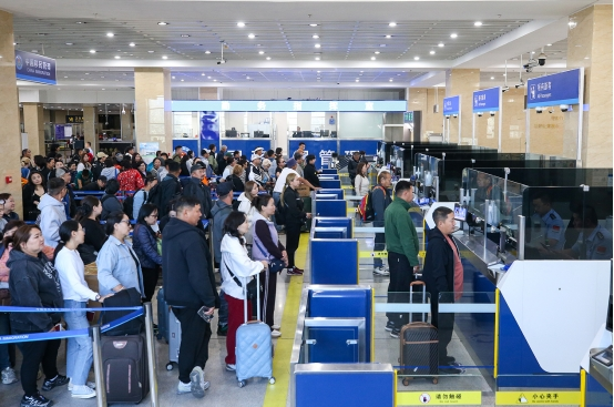 1767509753465388.png 20260104二連口岸移民管理警察為旅客辦理通關手續(xù)1.png