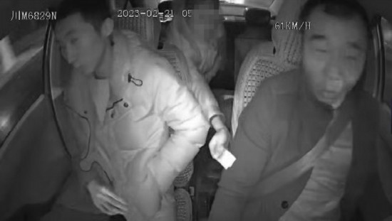 凌晨女子打車到江邊，并掏出百元大鈔給司機(jī)稱不用找了。資陽公安供圖