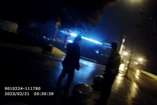 報警人唐師傅向民警講述情況 。資陽公安供圖