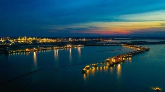 圖為中科煉化自建港口碼頭，30萬噸級原油泊位