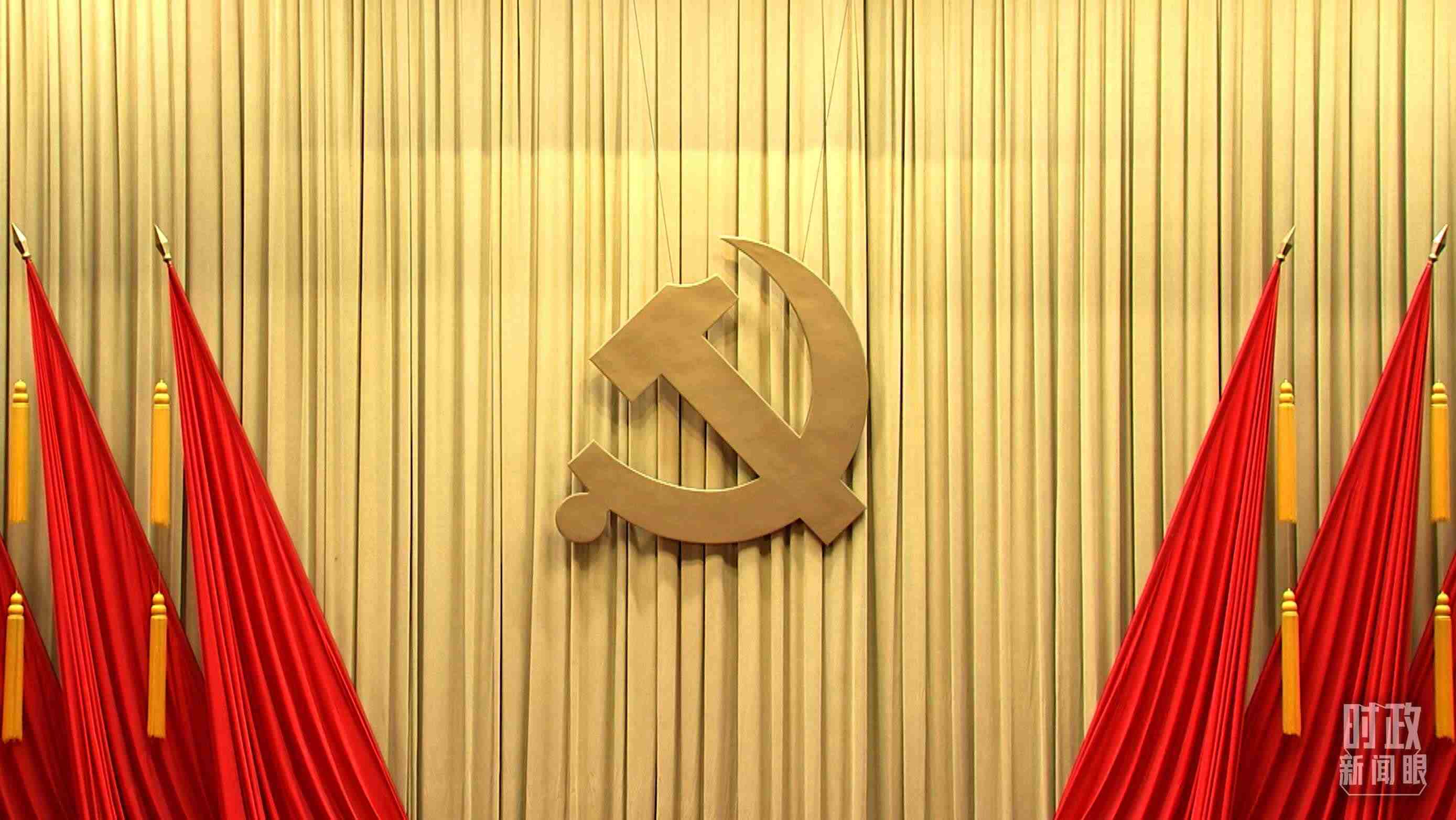 △會場上莊嚴(yán)的黨徽。（總臺央視記者郭鴻拍攝）