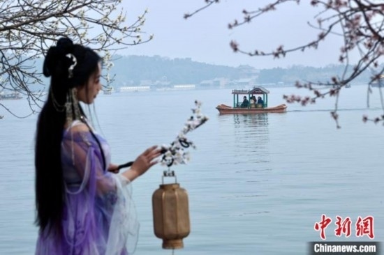 圖為游客在昆明湖畔游玩。<a target='_blank' data-cke-saved-href='/' href='/'><p align=