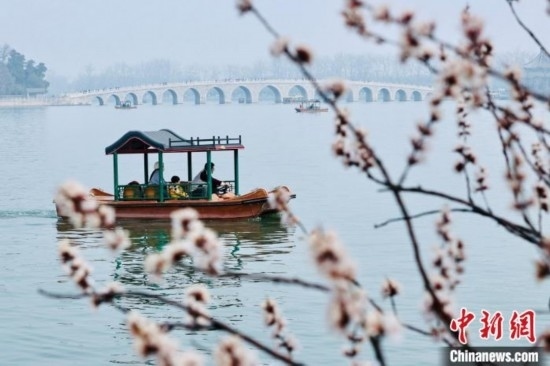 20日，頤和園游船開航。<a target='_blank' data-cke-saved-href='/' href='/'><p align=