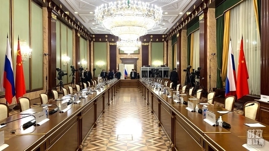 △俄羅斯聯邦政府大廈內，習主席在這里會見俄羅斯總理米舒斯京。（總臺央視記者段德文拍攝）