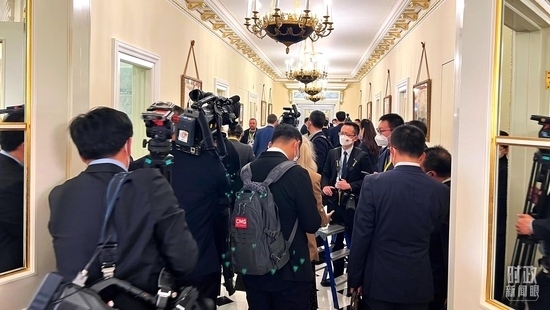  △等待進入會場的新聞記者擠滿走廊。（總臺央視記者程鋮拍攝）