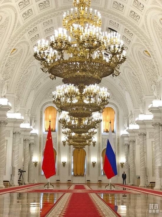 △克里姆林宮喬治大廳，習主席在這里同普京總統(tǒng)握手合影。（總臺央視記者石偉明拍攝）