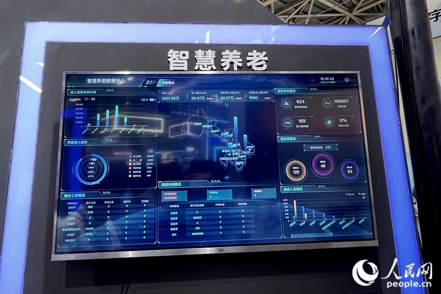 “意康養(yǎng)”智慧養(yǎng)老平臺(tái)充分利用信息化手段，把轄區(qū)內(nèi)社會(huì)資源充分整合和調(diào)配，滿足老年人多元的養(yǎng)老服務(wù)需求。人民網(wǎng) 錢嘉禾攝