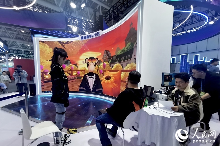 數(shù)字人主播“無(wú)聊猿”。人民網(wǎng) 葉青卿攝