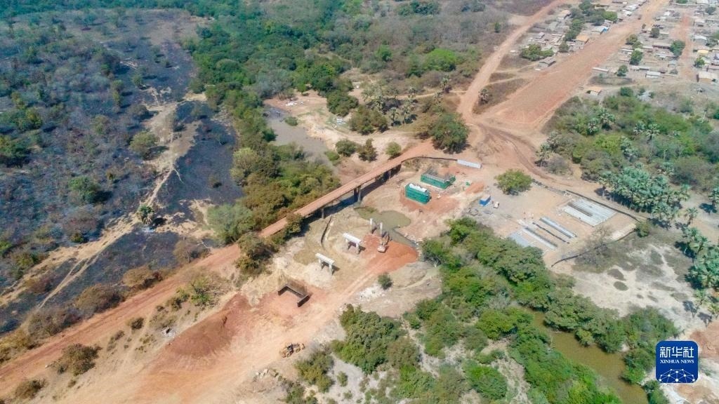 這是1月12日在科特迪瓦西北部奧迭內(nèi)省拍攝的北部公路項目施工現(xiàn)場（無人機照片）。新華社發(fā)（中國港灣工程有限責(zé)任公司供圖）