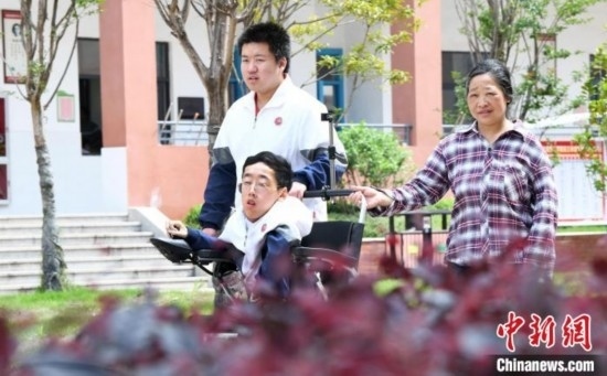 碰上天氣好，朱金祥就會利用休息時間，和鐘華強母親將其推出來賞賞花，曬曬太陽，呼吸一下外面的新鮮空氣。 卓忠偉 攝