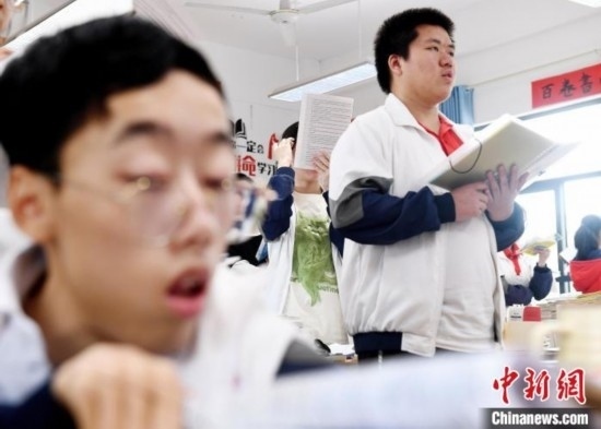 朱金祥(右)和鐘華強(左)正在加緊復(fù)習(xí)迎接高考。 卓忠偉 攝