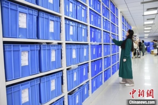 圖為鄭州大學(xué)人骨考古實驗室內(nèi)的骨骼標本庫。王宇 攝