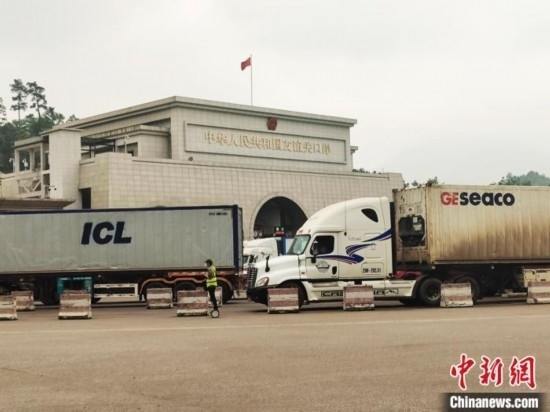 近日，位于中越邊境廣西憑祥市的友誼關(guān)口岸車水馬龍，裝載著東盟水果的跨境車輛來往不斷。黃艷梅 攝