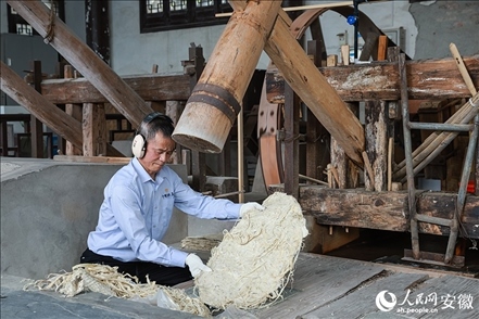 宣紙制作工藝——制簾。人民網(wǎng)記者 張俊攝